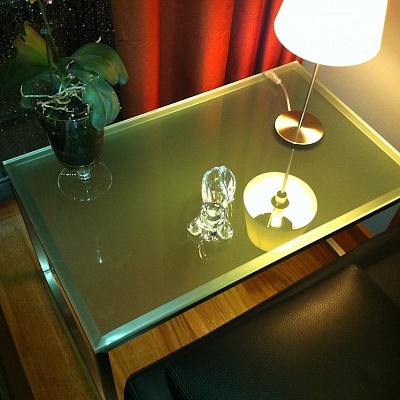 Foto 1 inox bijzet tafeltje met met glas
